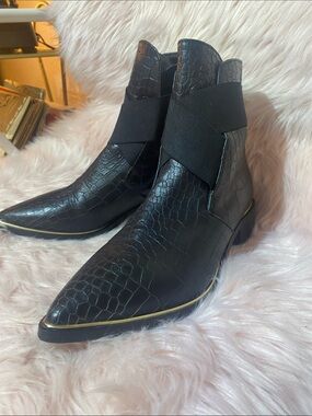 Valentina booties alligator print. Genuine leather made in Italy.